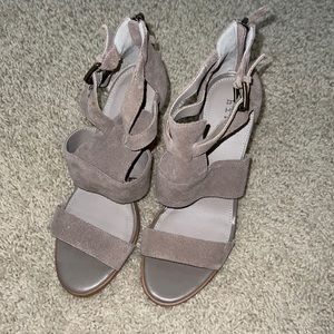 Hinge Beige Heel Sandals Size 8.5W